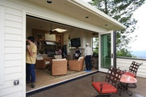 アメリカの大開放するテラス窓の画像