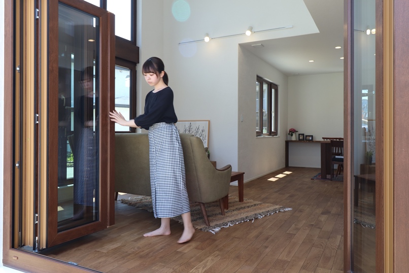 大きく開く窓(8)の画像