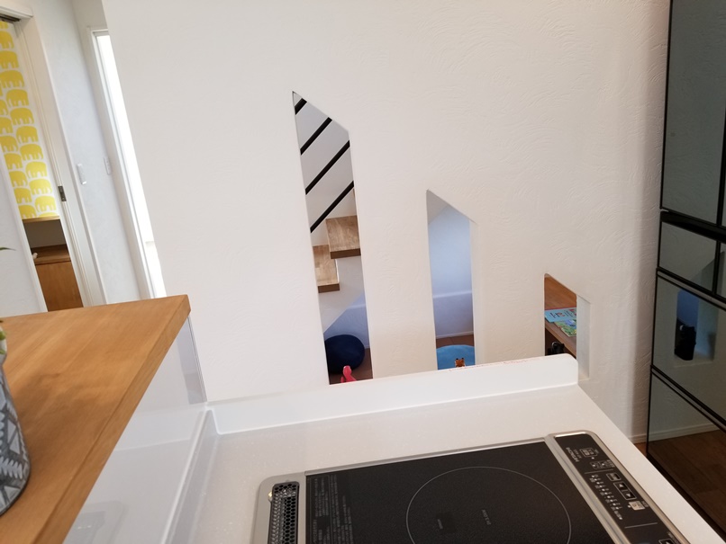 家の中に子どもの国の画像