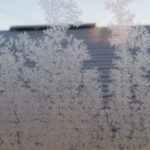 岩手で住宅の窓ガラスに霧氷 (2)の画像