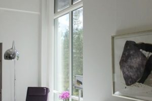 北欧住宅の窓の明かりの画像