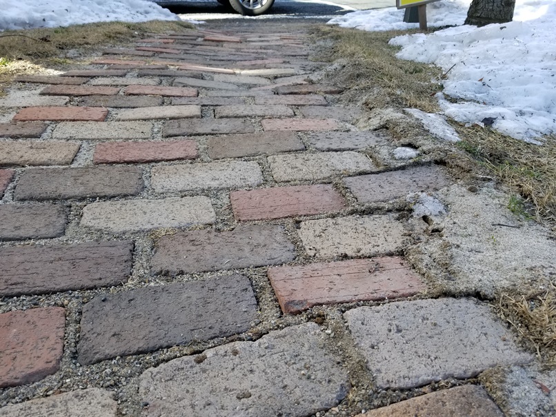 歩道（レンガ）の凍み上がり (2)の画像