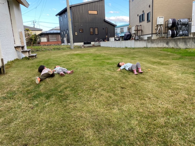 芝と子どもたち (2)の画像