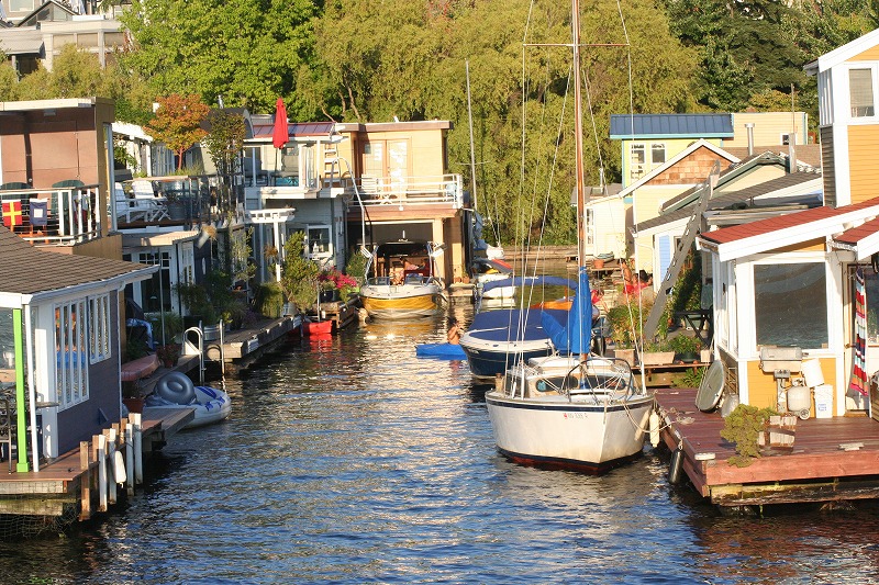 水上住宅地の路地の画像