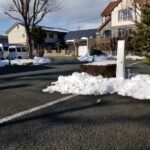 充電スタンドの雪除け作業の画像