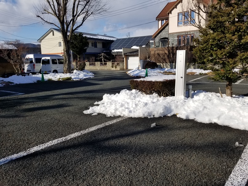 充電スタンドの雪除け作業