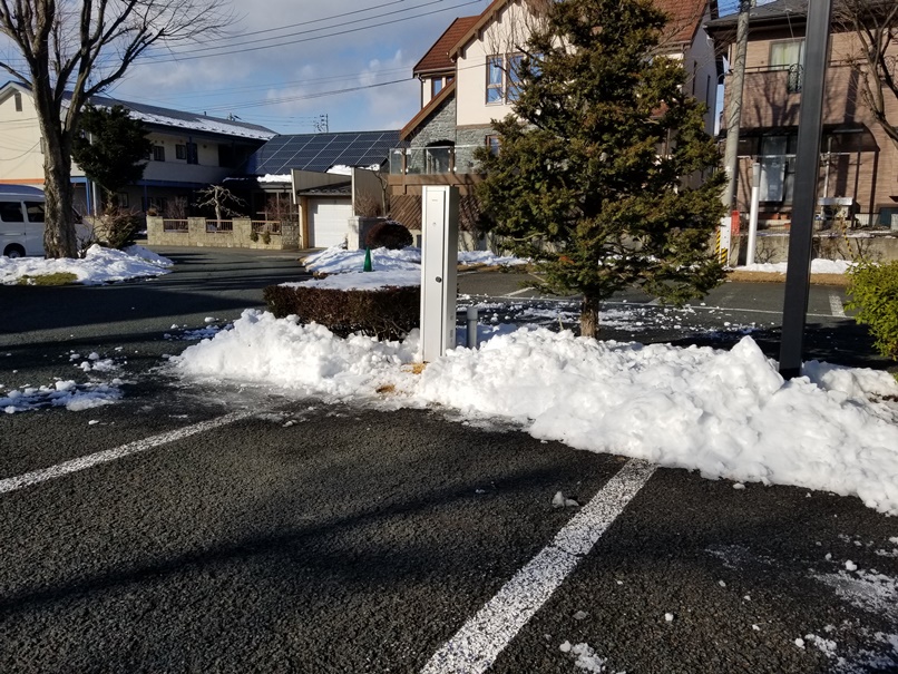 充電スタンドの雪除け作業の画像