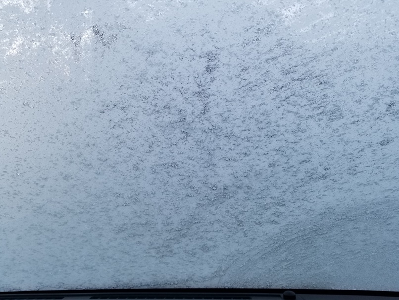 今朝-7.9℃のフロントガラスの画像