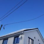 雪が落ちない屋根の画像
