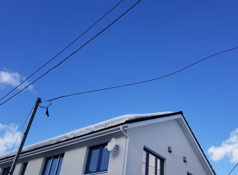 雪が落ちない屋根の画像