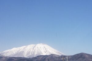 霞みぎみの岩手山の画像