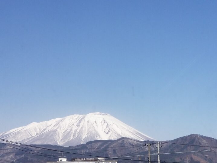 霞みぎみの岩手山の画像