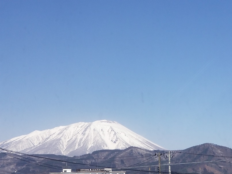 霞みぎみの岩手山の画像