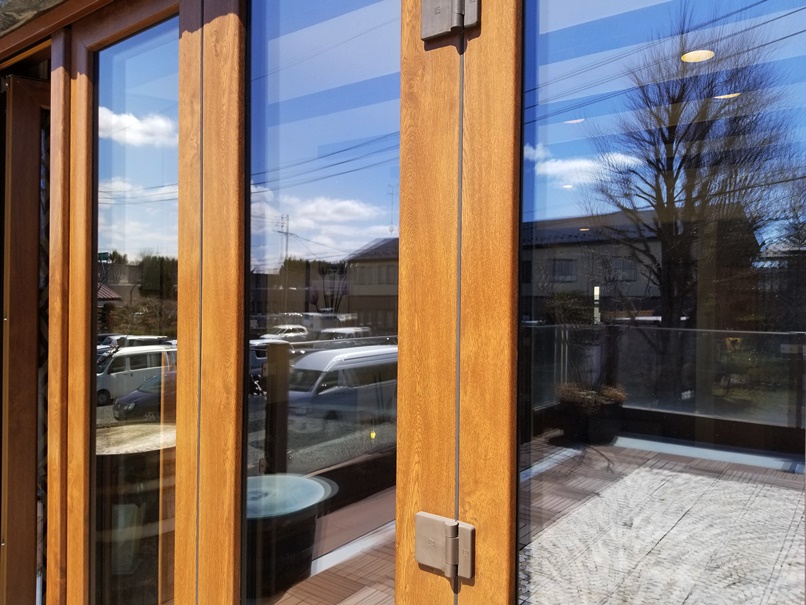 木製サッシのような樹脂サッシ：屋外日向 (2)の画像
