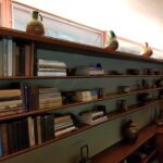 書棚で自然な間接光を採り入れるの画像