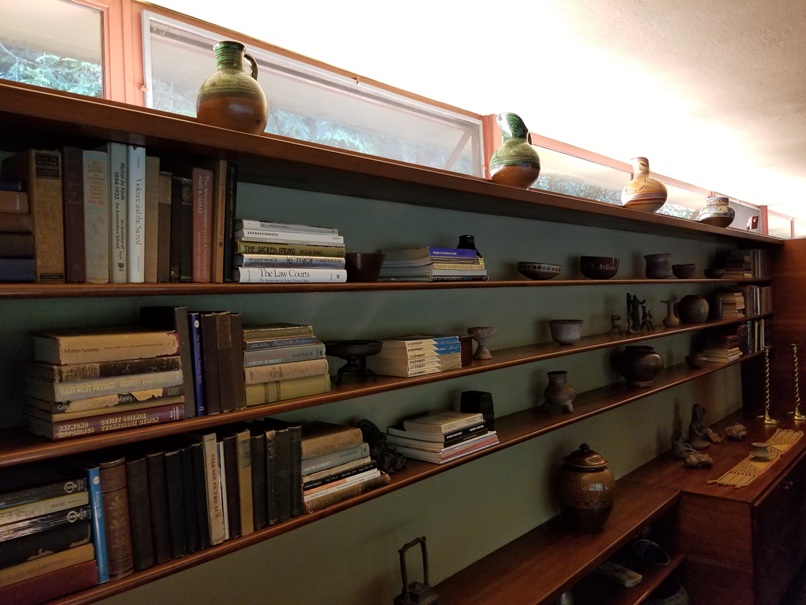 書棚で自然な間接光を採り入れるの画像