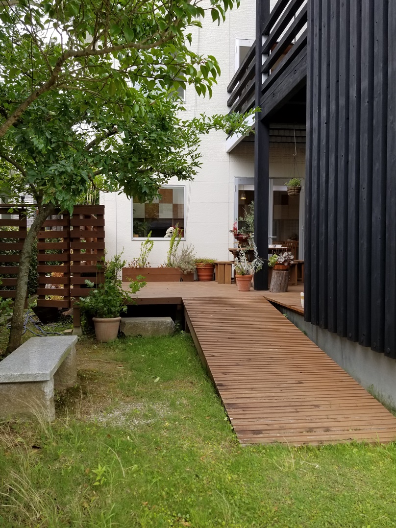 奥行のある住宅の画像