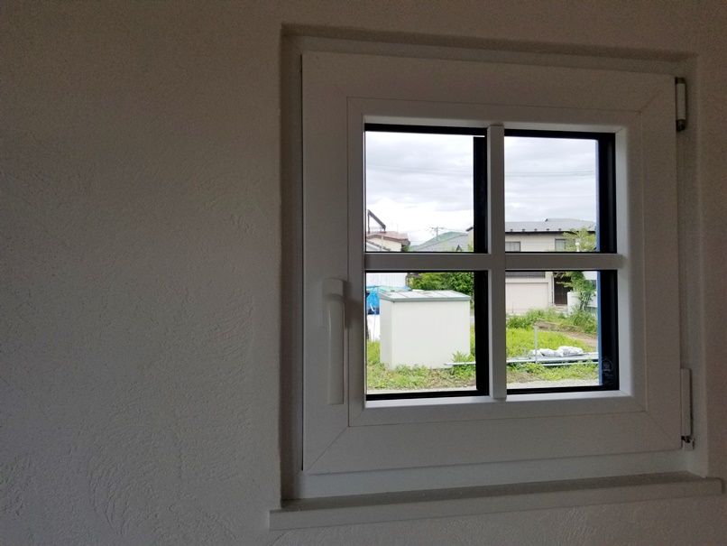 三層ガラス窓に格子(1)