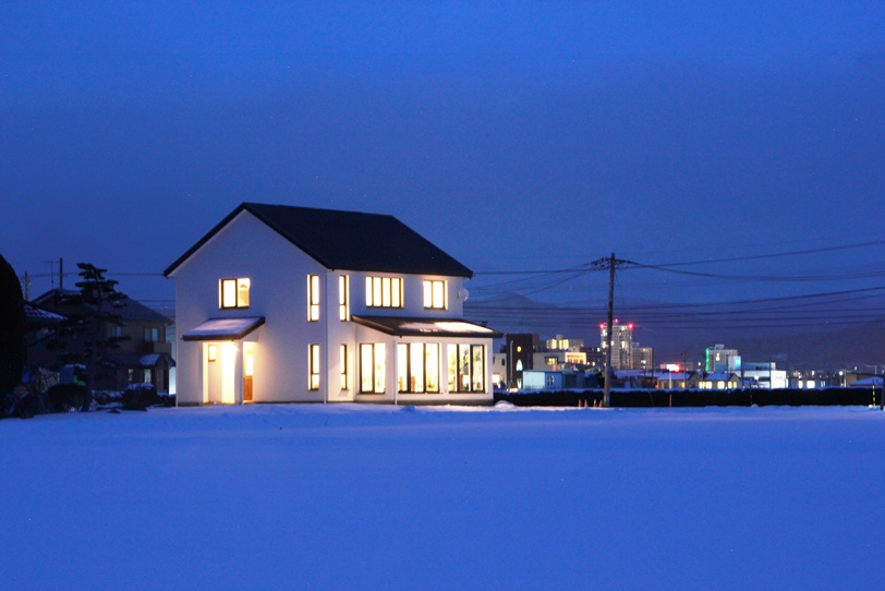 岩手の雪景色に映える家(5)の画像