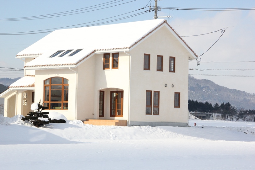 岩手の雪景色に映える家(1)の画像