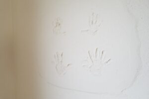 漆喰壁に手形