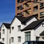 準防火に立つ超高断熱住宅の画像