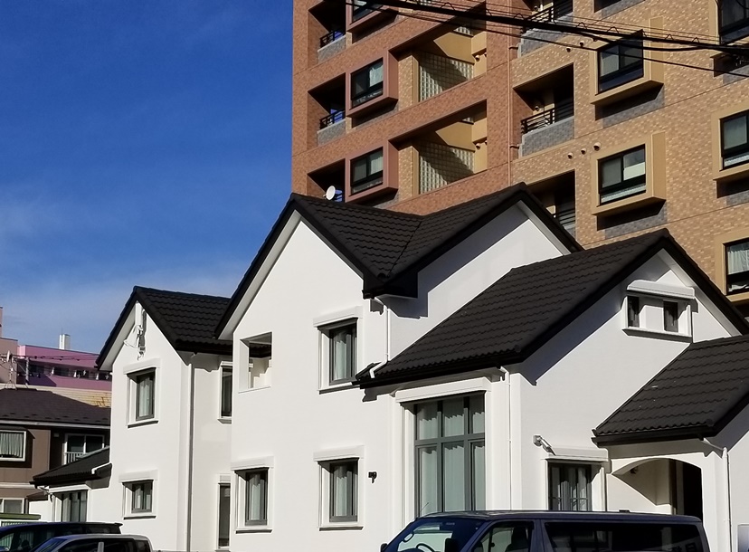 準防火に立つ超高断熱住宅の画像