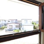 大きく開くトリプルガラスの高窓(3)の画像
