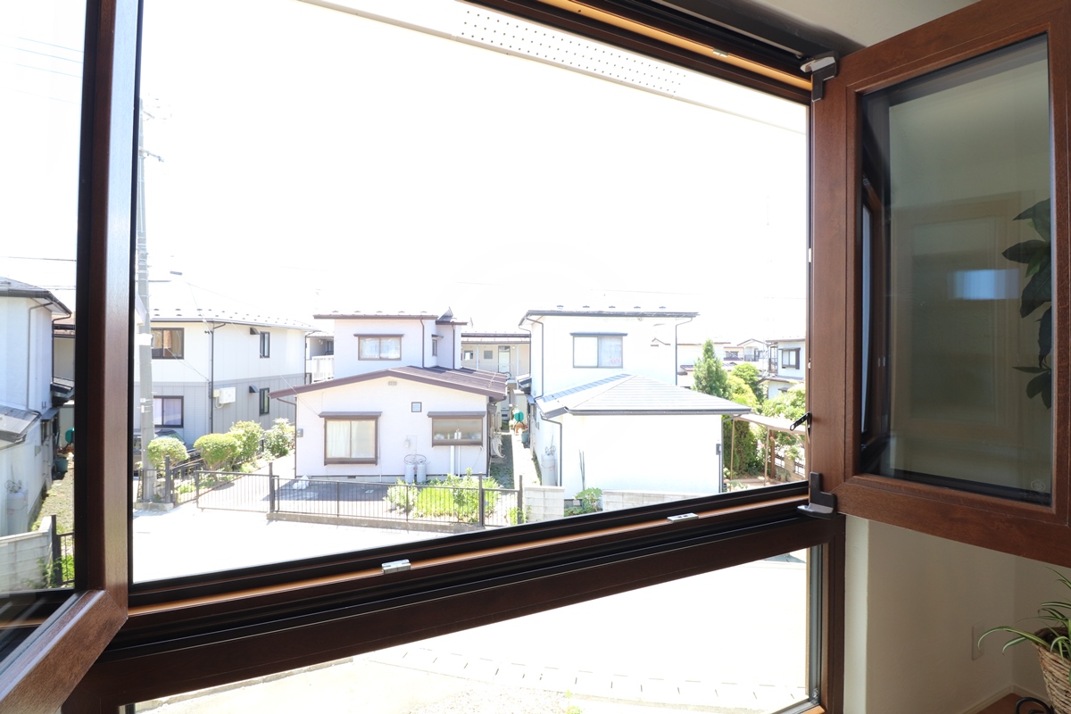 大きく開くトリプルガラスの高窓(3)の画像