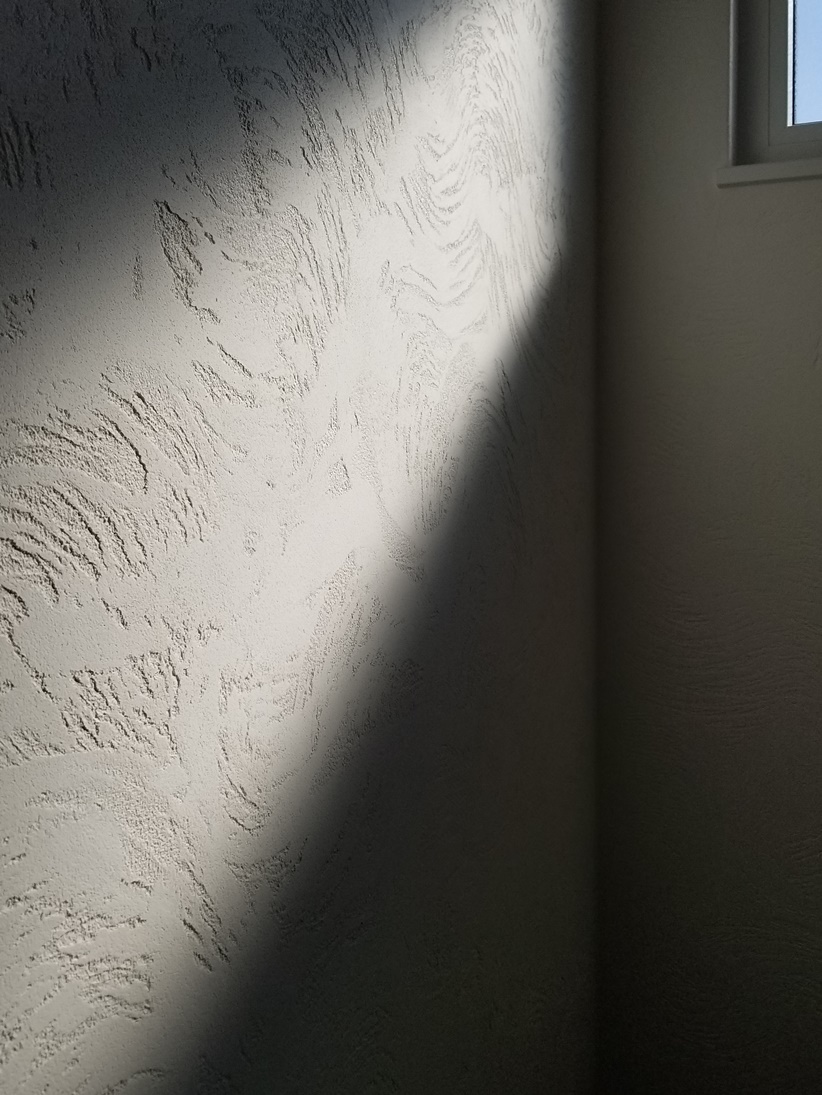 漆喰の陰影がある暮らしの画像