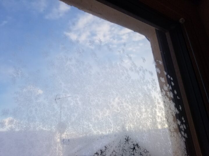 トリプルガラス外側に着氷 (2)の画像