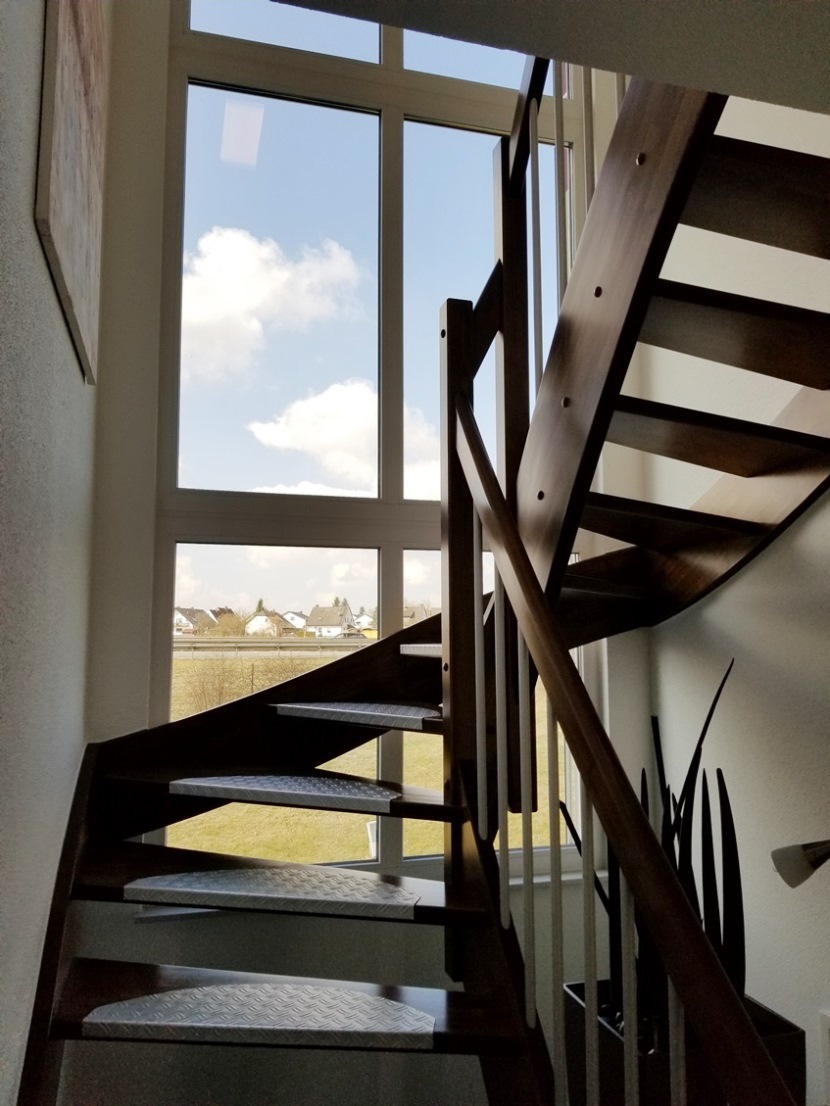 視界が拡がるドイツ住宅の階段に誂えられた窓(2)の画像