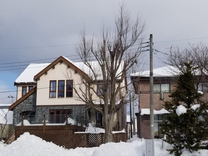 住宅の屋根の雪って (1)