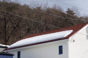 屋根北側斜面の雪２