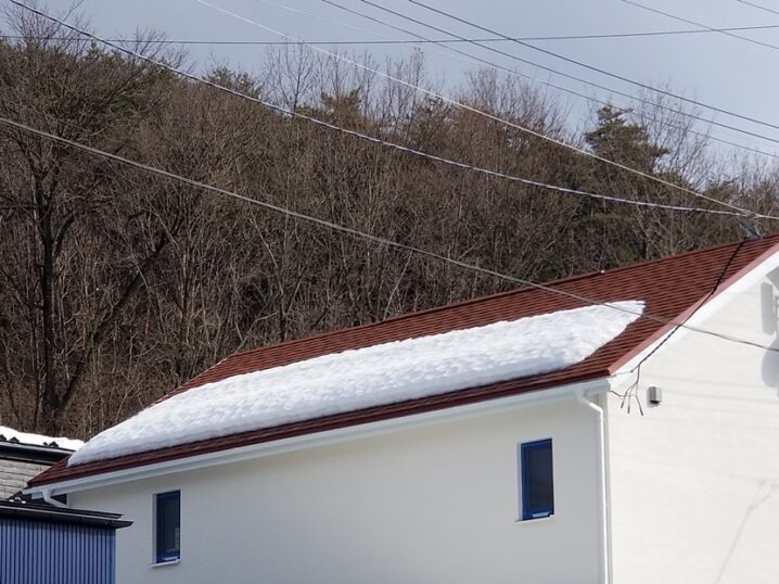 屋根北側斜面の雪２