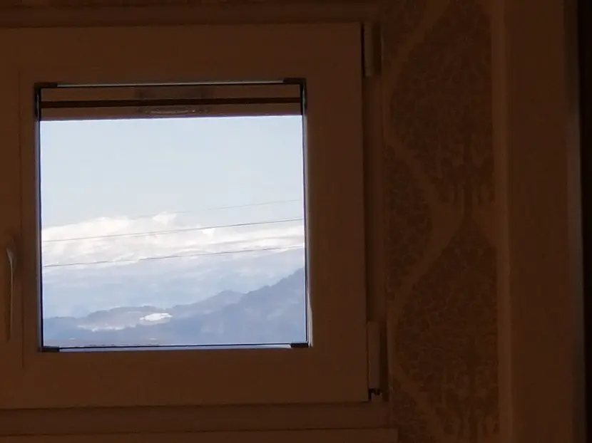 青い通し窓のある家の画像