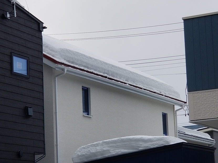 屋根北側斜面の雪１