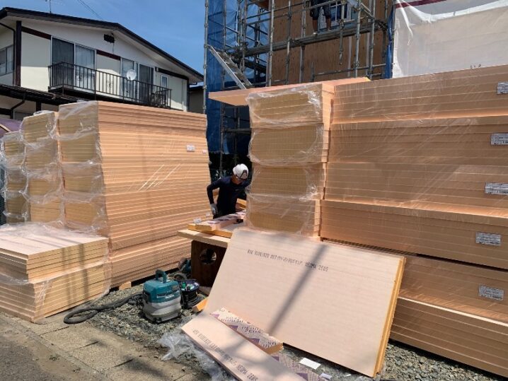 山積みの外張り断熱材の画像