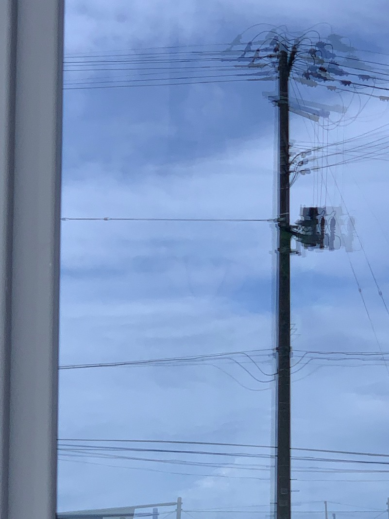 真っ直ぐで一本に見える電柱の画像