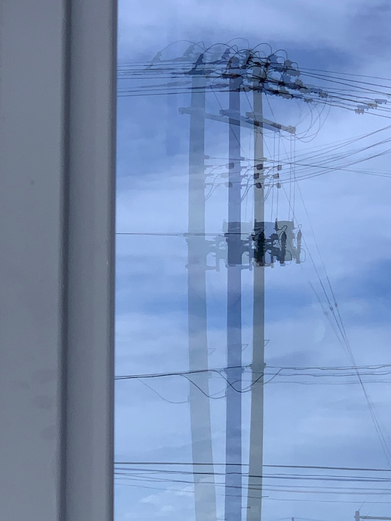 電柱が3本に見える分身の術の画像