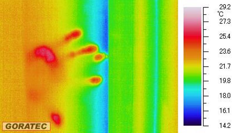 樹脂枠脇窓枠がヒートブリッジで冷えているの画像