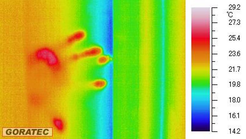 樹脂枠脇窓枠がヒートブリッジで冷えている