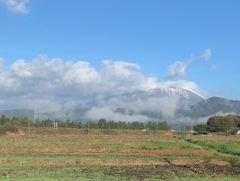 10-23冠雪した岩手山の画像