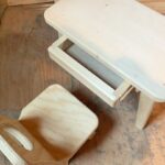 木の端材で創った椅子と机の画像