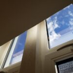 通し窓の視線が延びる隙間が感じさせる広さの画像