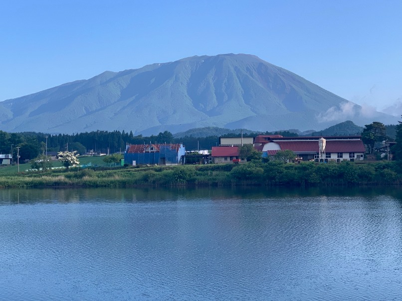 6月17日朝6時のさざ波に隠れた岩手山の画像