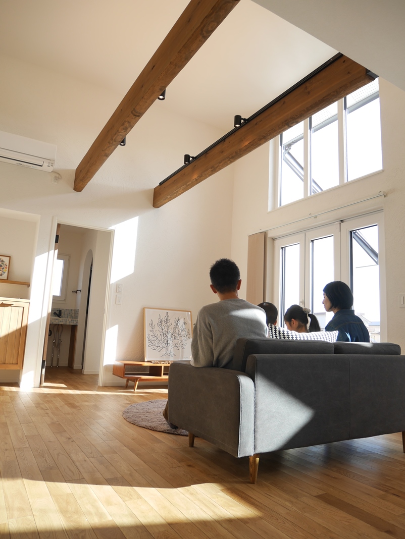 家族がゆったりくつろぐリビングに吹き抜けのある平屋の画像