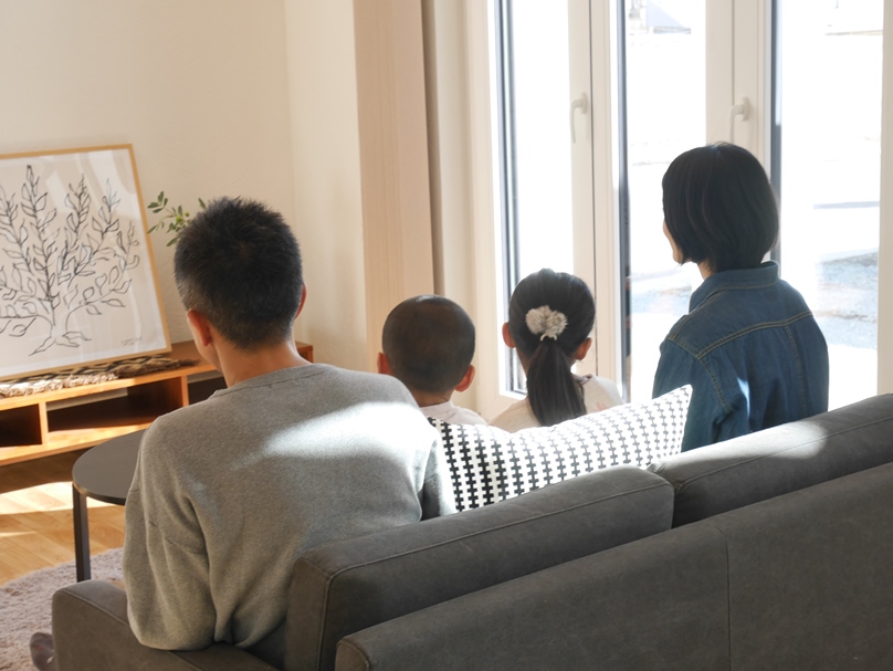 平屋リビングでくつろぐの画像