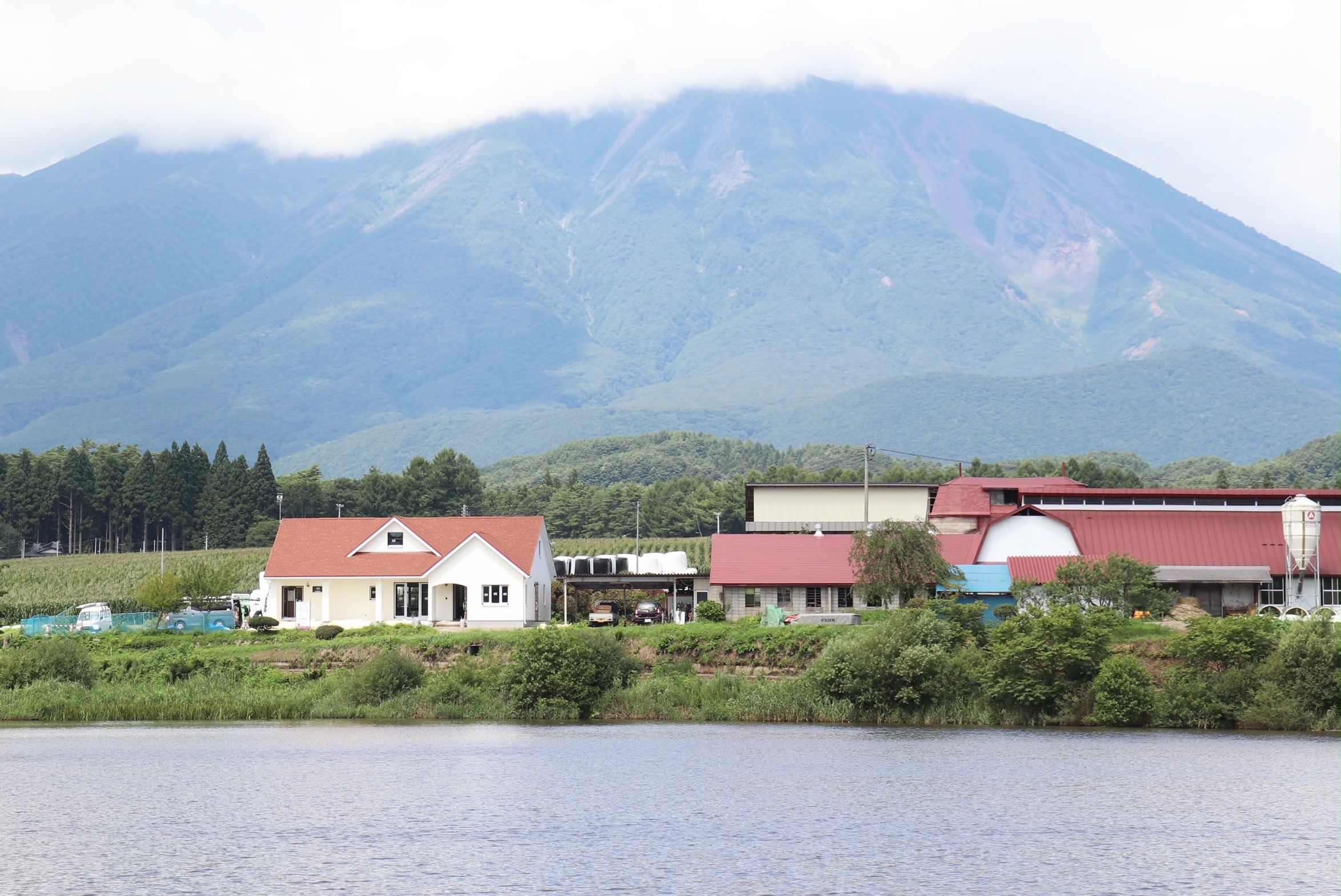 岩手山に抱かれる家の画像