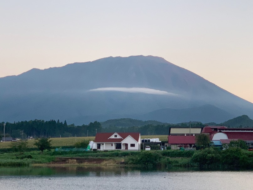 日の出前の岩手山の画像